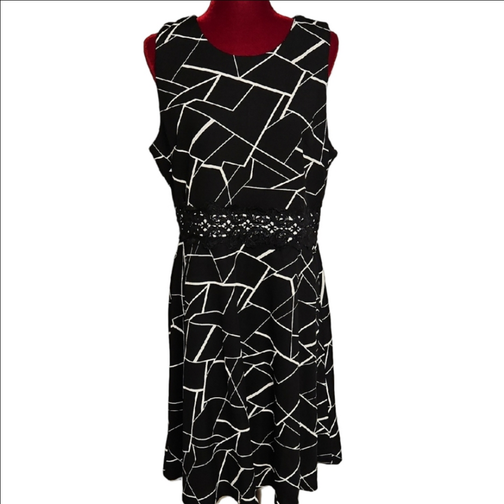 Black and White Sleeveless Dress Size Extra Large